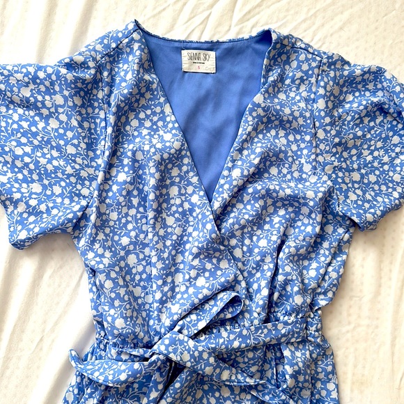 Light blue dress with white flower detail - Picture 2 of 2